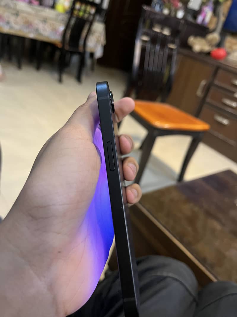 Apple iPhone 16e 3