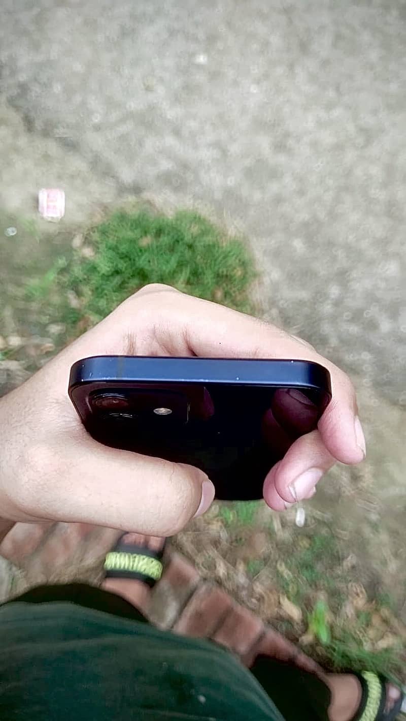 Apple iPhone 12 4