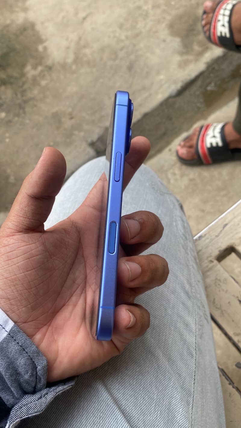 Apple iPhone 16 3