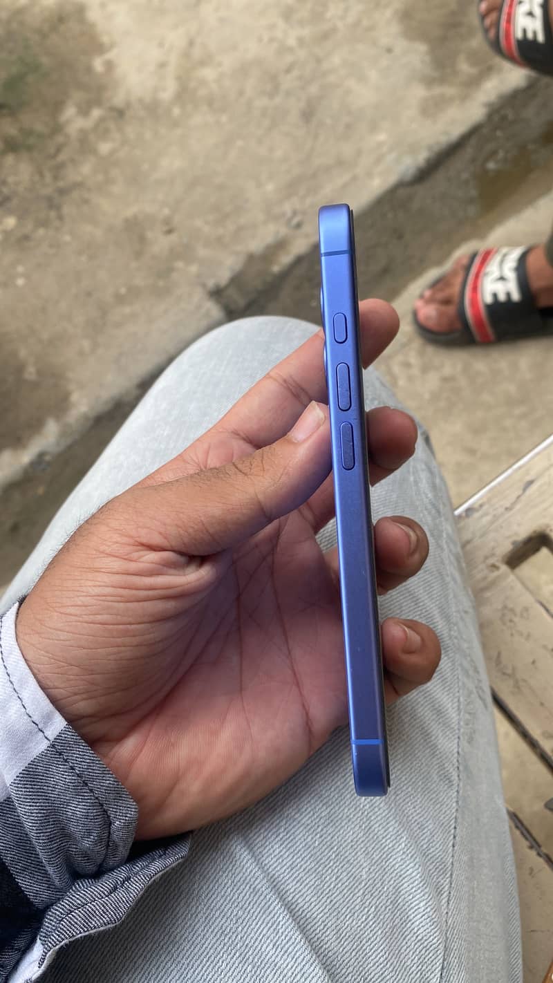 Apple iPhone 16 4