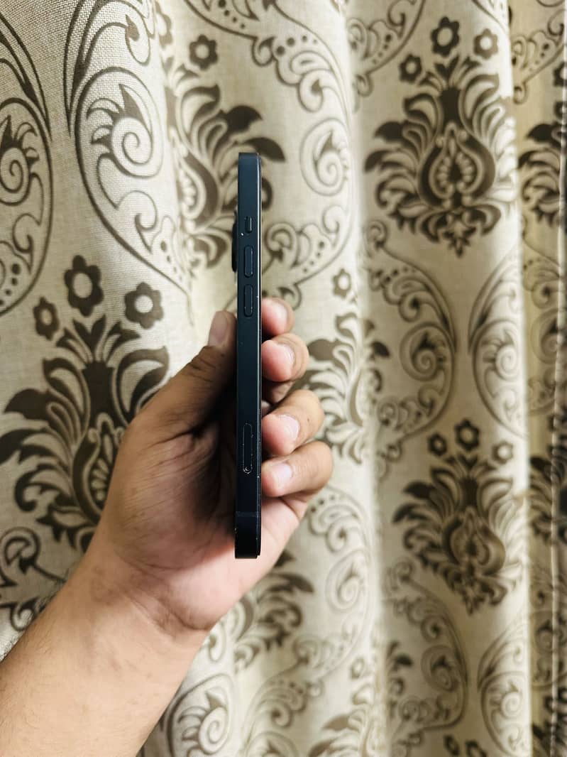 Apple iPhone 13 2