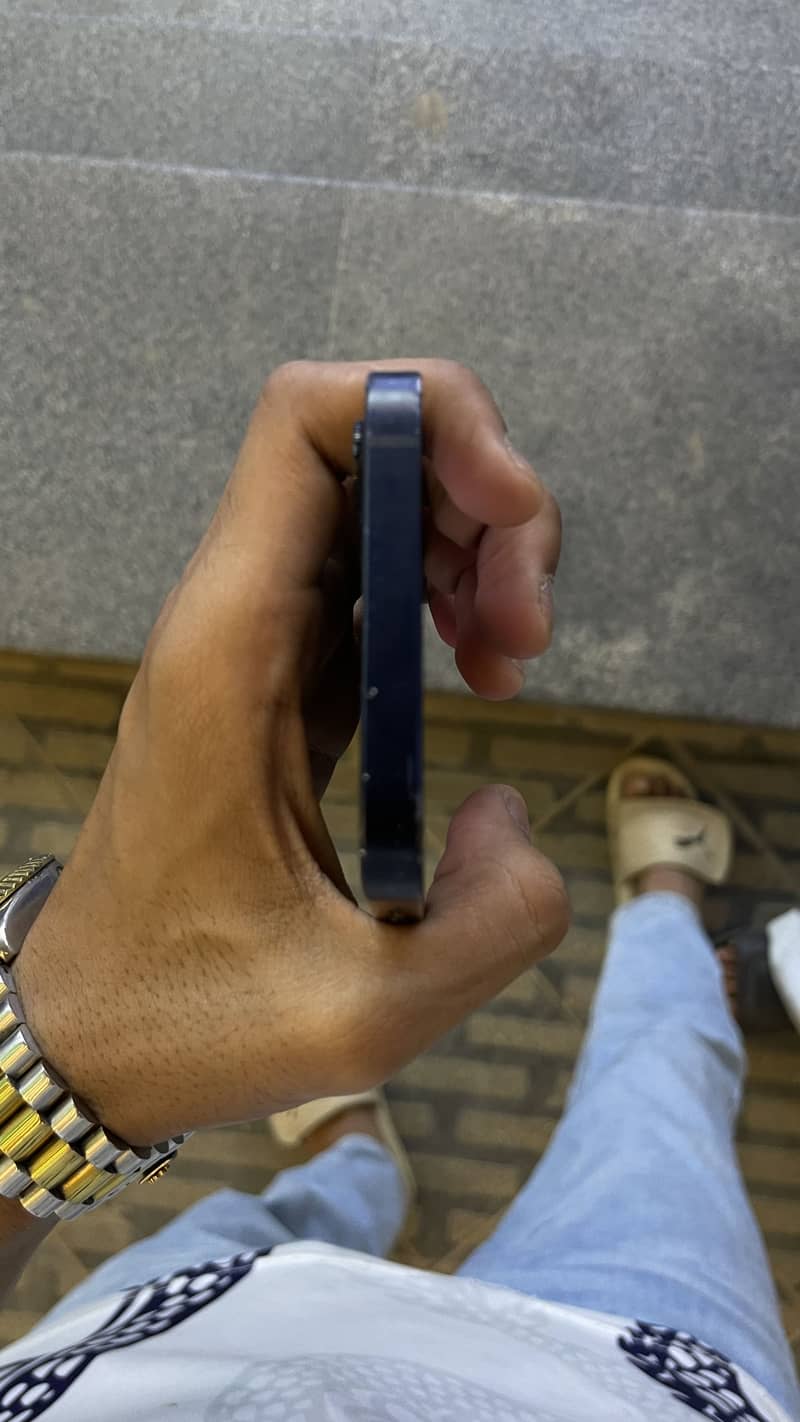 Apple iPhone 12 4