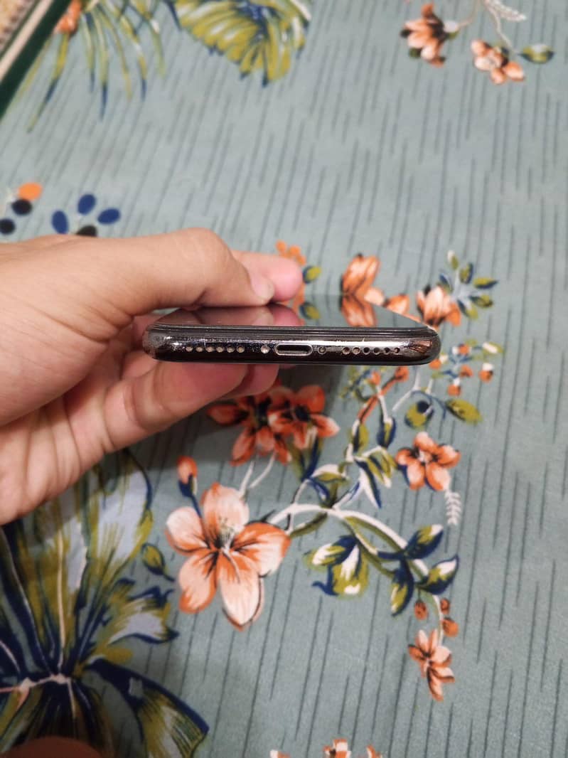 Apple iPhone X 4