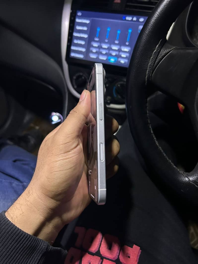 Apple iPhone 16 2