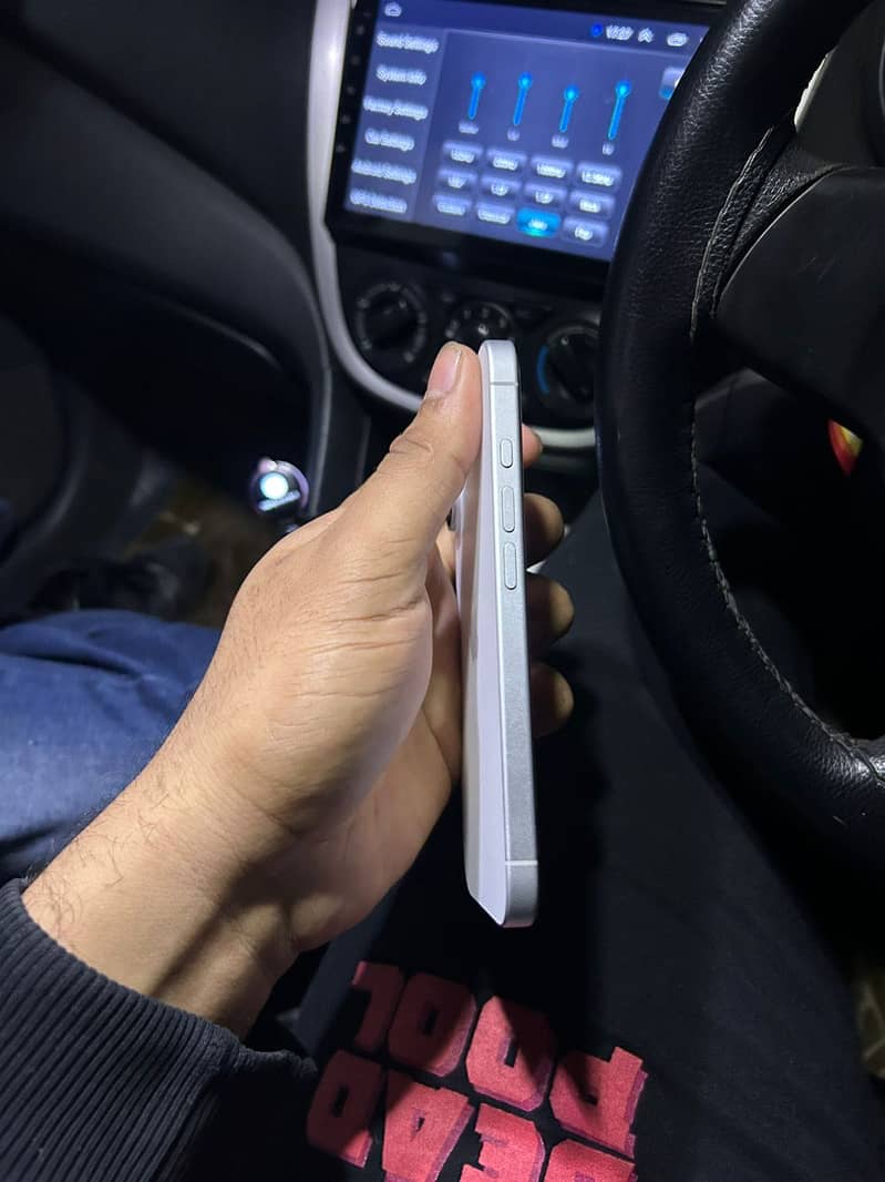Apple iPhone 16 5
