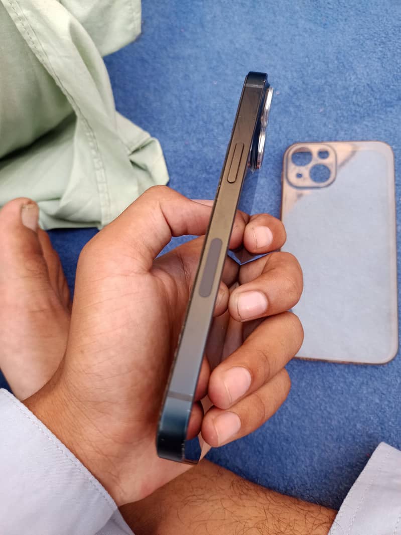 Apple iPhone 13 1