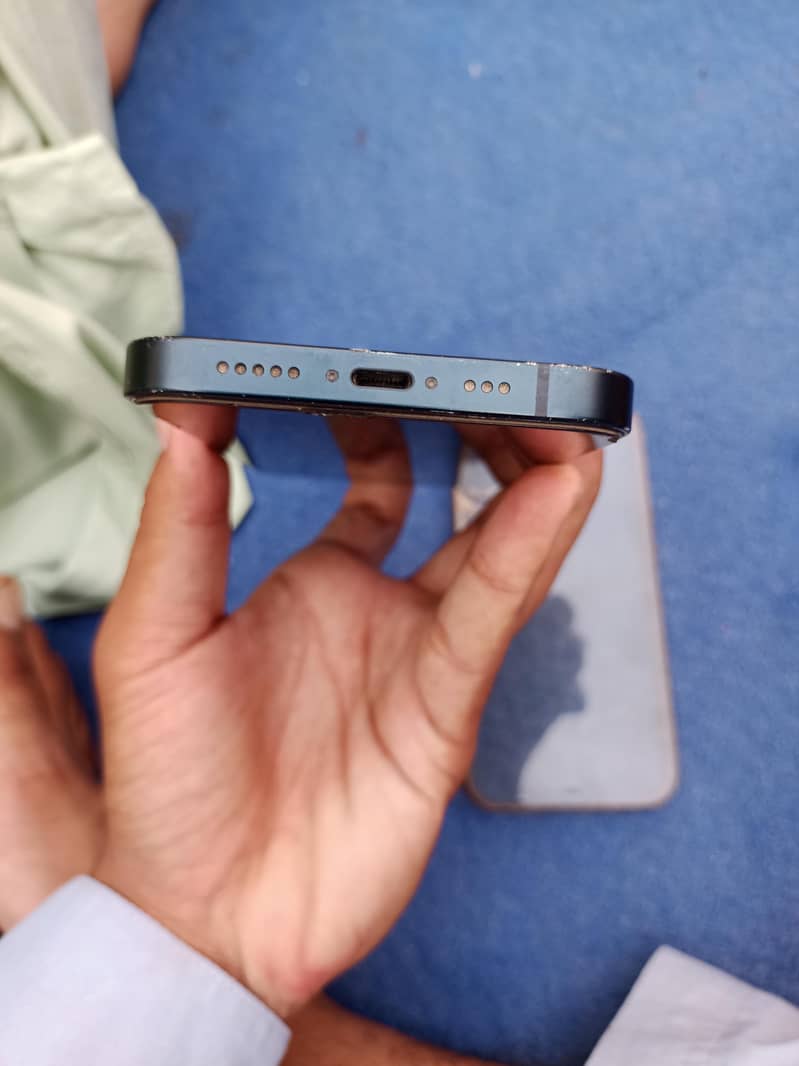 Apple iPhone 13 2