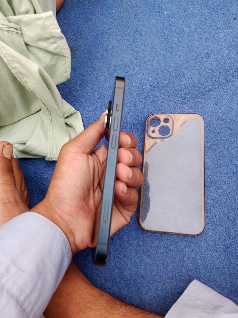 Apple iPhone 13 3