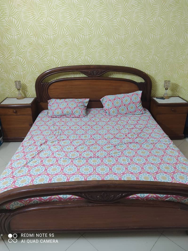 King size bed 0