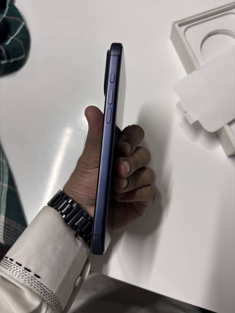 Apple iPhone 17 Pro Max 4