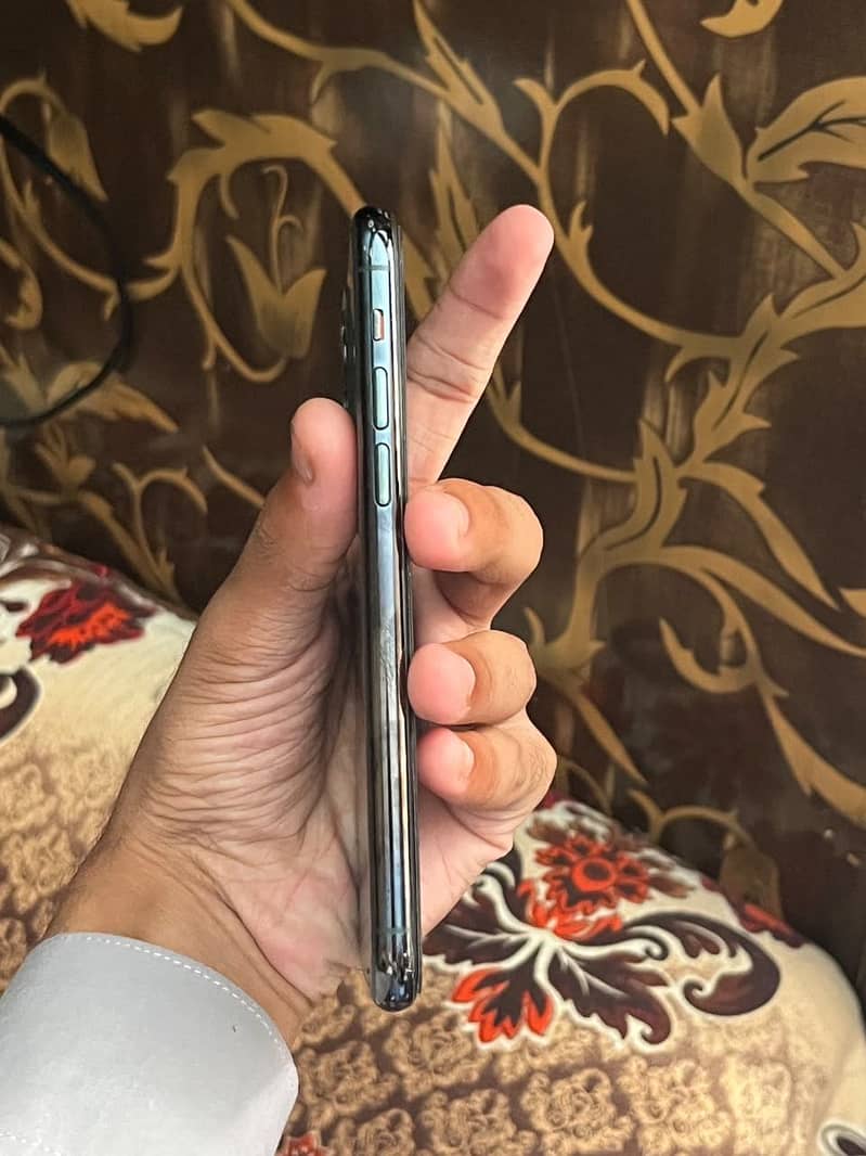 Apple iPhone 11 Pro 4