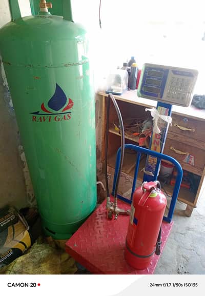 GAS  KI NEW SHOP DALNE KA SARA SAMAN AVAILABLE FOR SALE 10/9