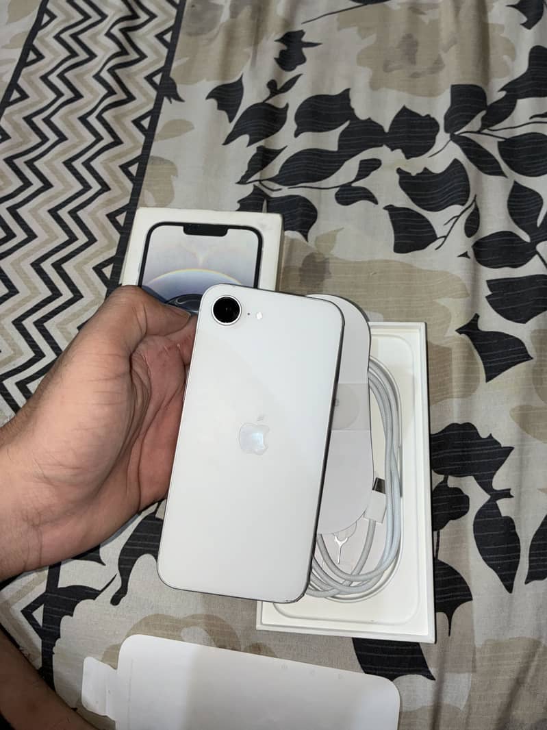 Apple iPhone 16e 1
