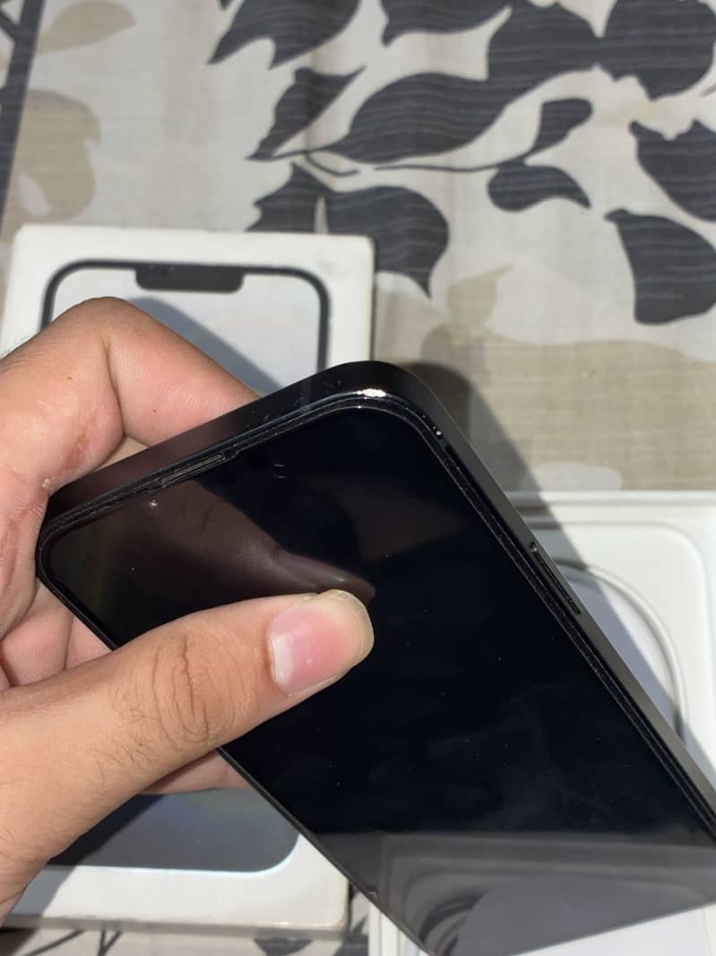 Apple iPhone 16e 1