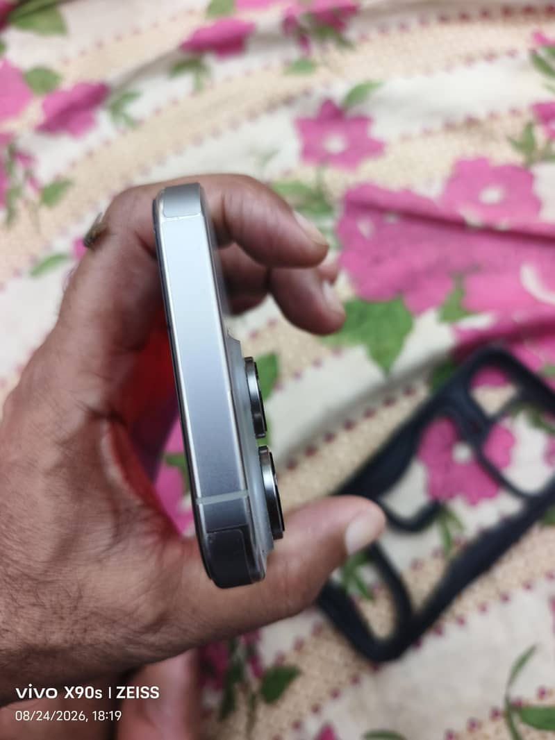 Apple iPhone 16 Pro 3
