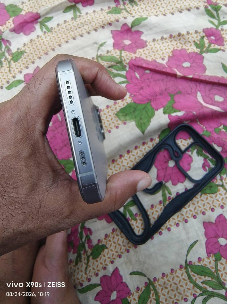 Apple iPhone 16 Pro 6
