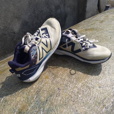 NEW BALANCE SPIKES IN USED