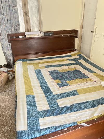 1 bed + 2 side tables