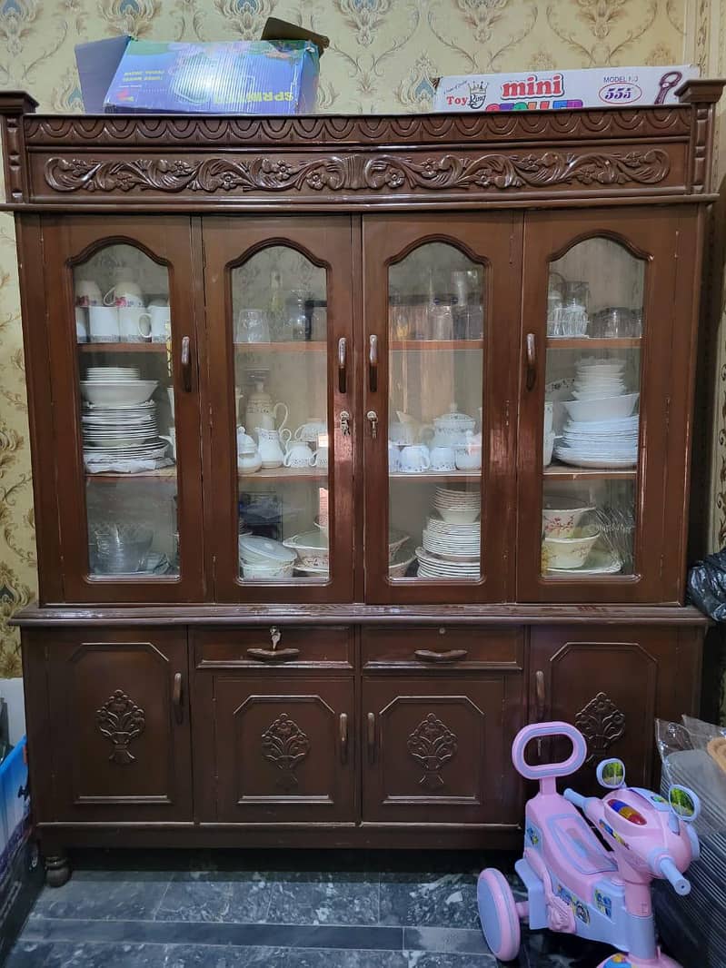 خوبصورت نیا لکڑی کا فرنیچر — الماری، ڈریسنگ اور شوکیس برائے فروخت 0