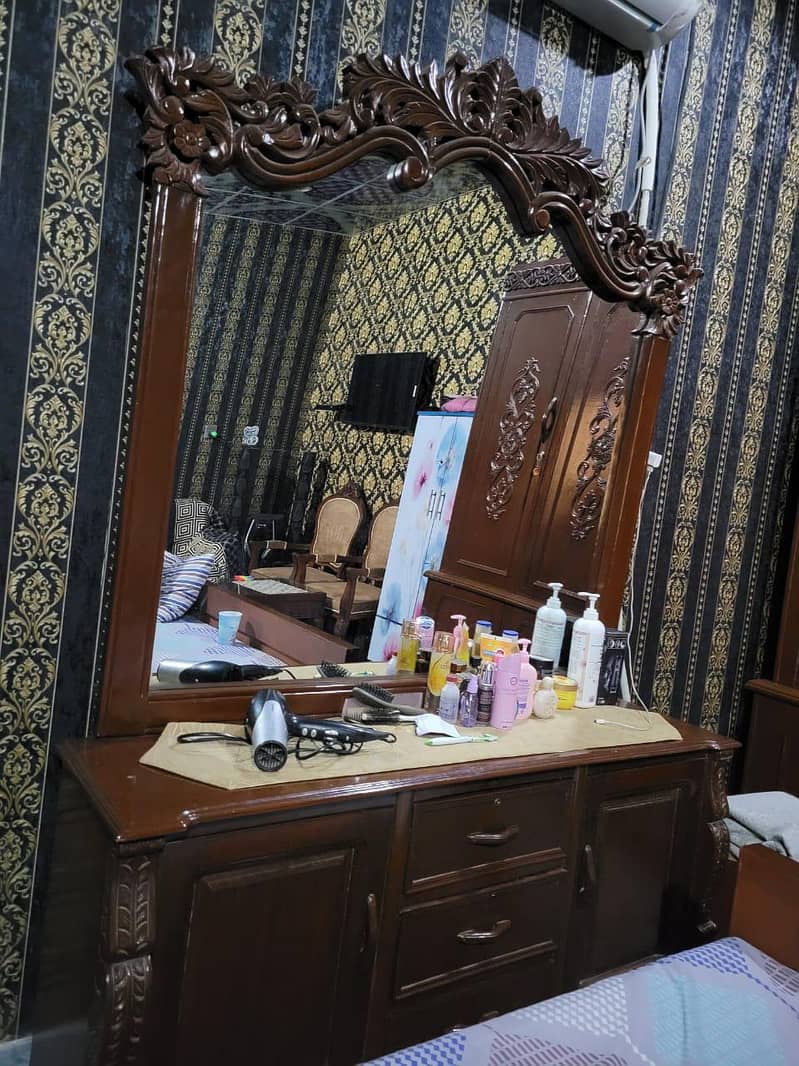 خوبصورت نیا لکڑی کا فرنیچر — الماری، ڈریسنگ اور شوکیس برائے فروخت 1