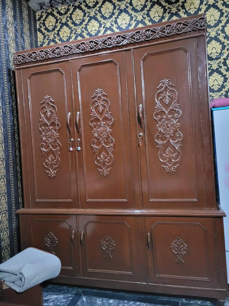 خوبصورت نیا لکڑی کا فرنیچر — الماری، ڈریسنگ اور شوکیس برائے فروخت 2
