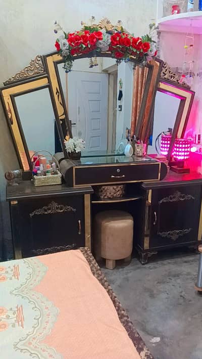 Elegant used dressing table with mirr & stool _Urgent sale