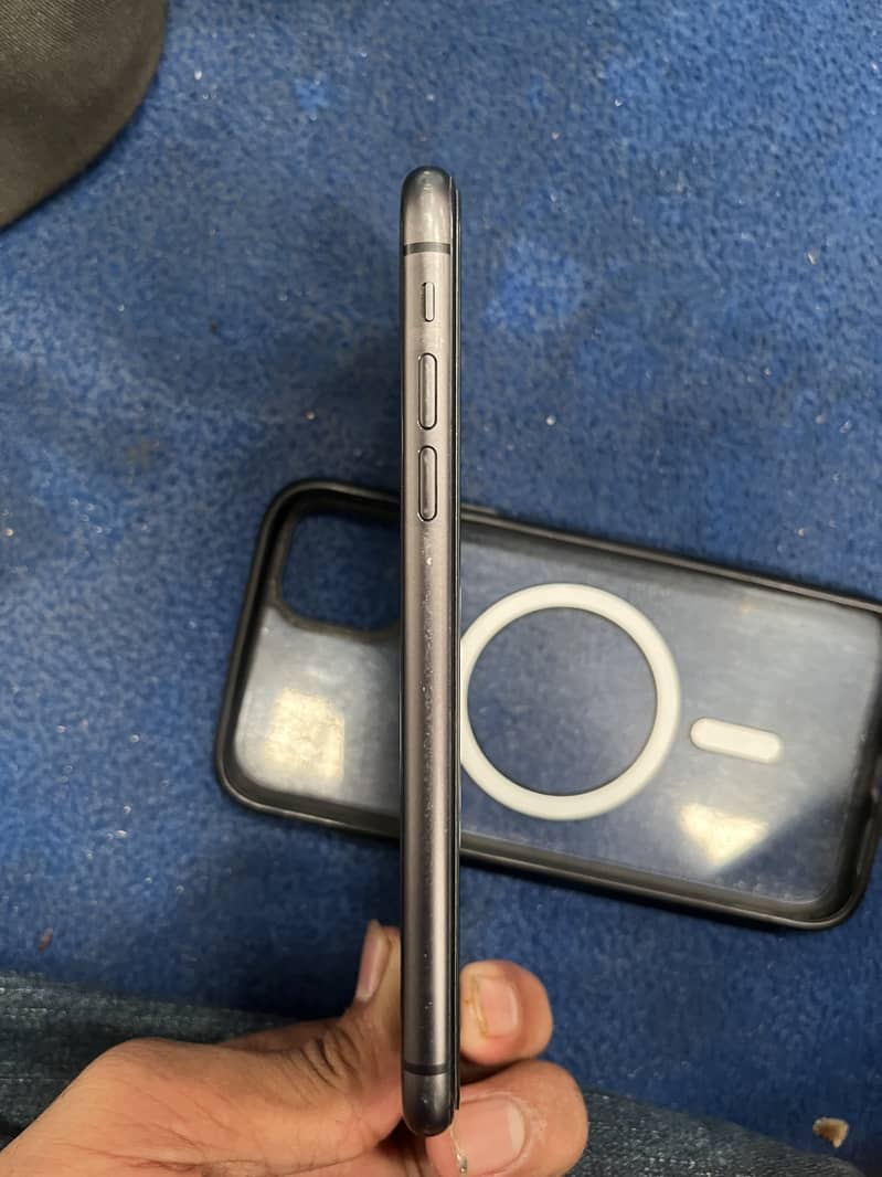 Apple iPhone 11 4