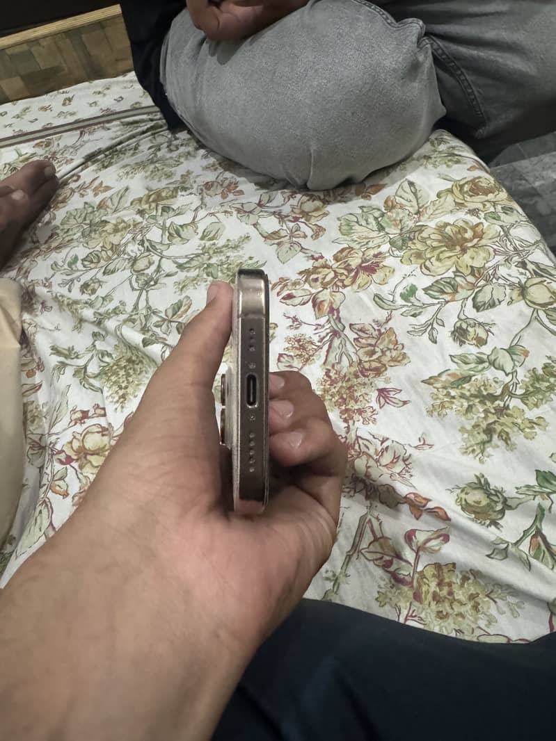 Apple iPhone 16 Pro 3