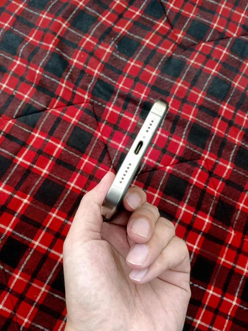 Apple iPhone 15 Pro Max 2