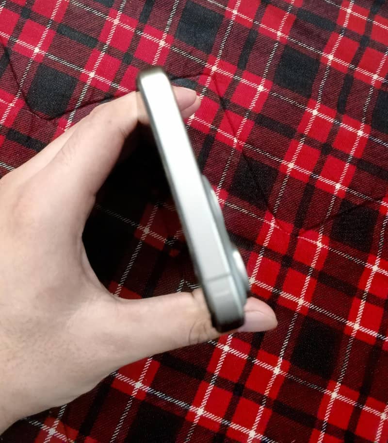 Apple iPhone 15 Pro Max 4