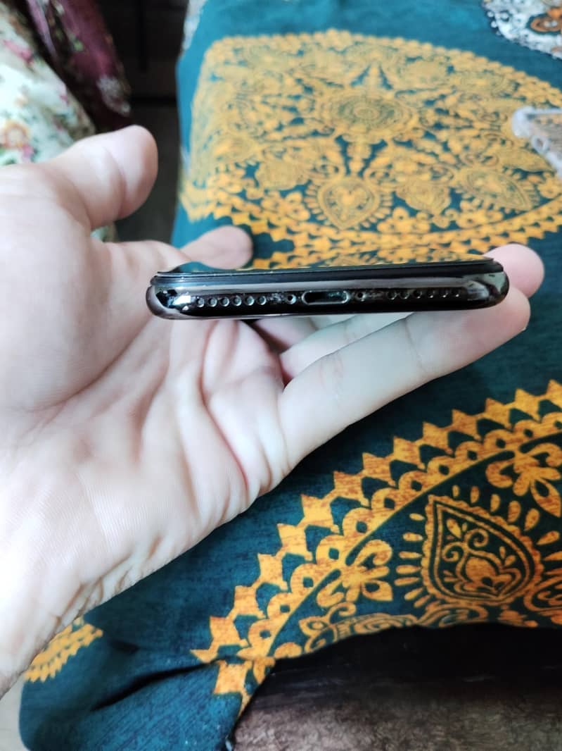 Apple iPhone X 4