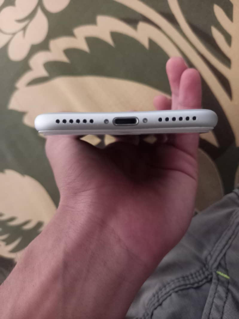 Apple iPhone 7 3