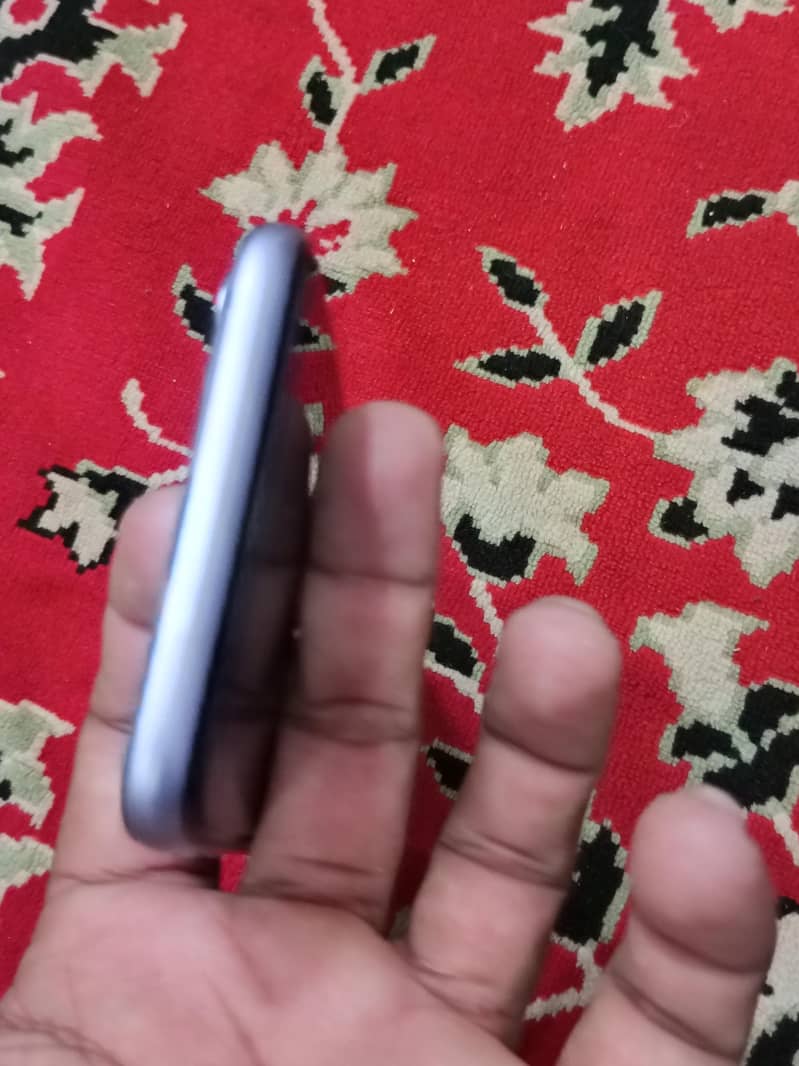 Apple iPhone 11 4