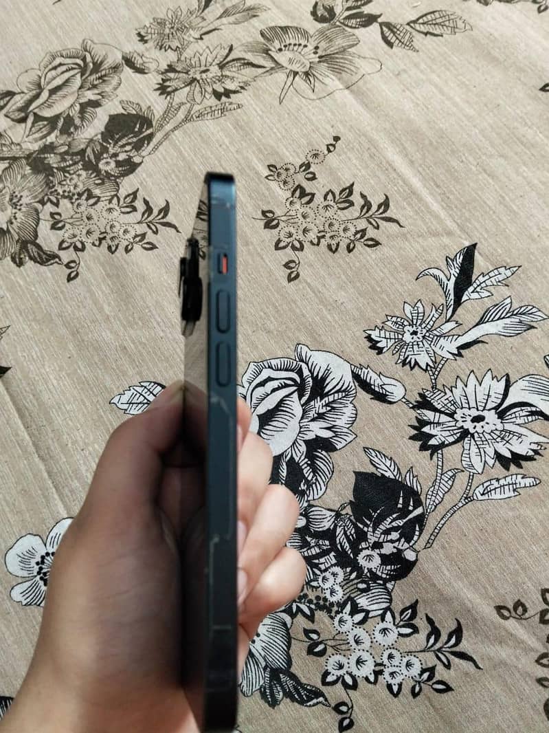 Apple iPhone 14 3
