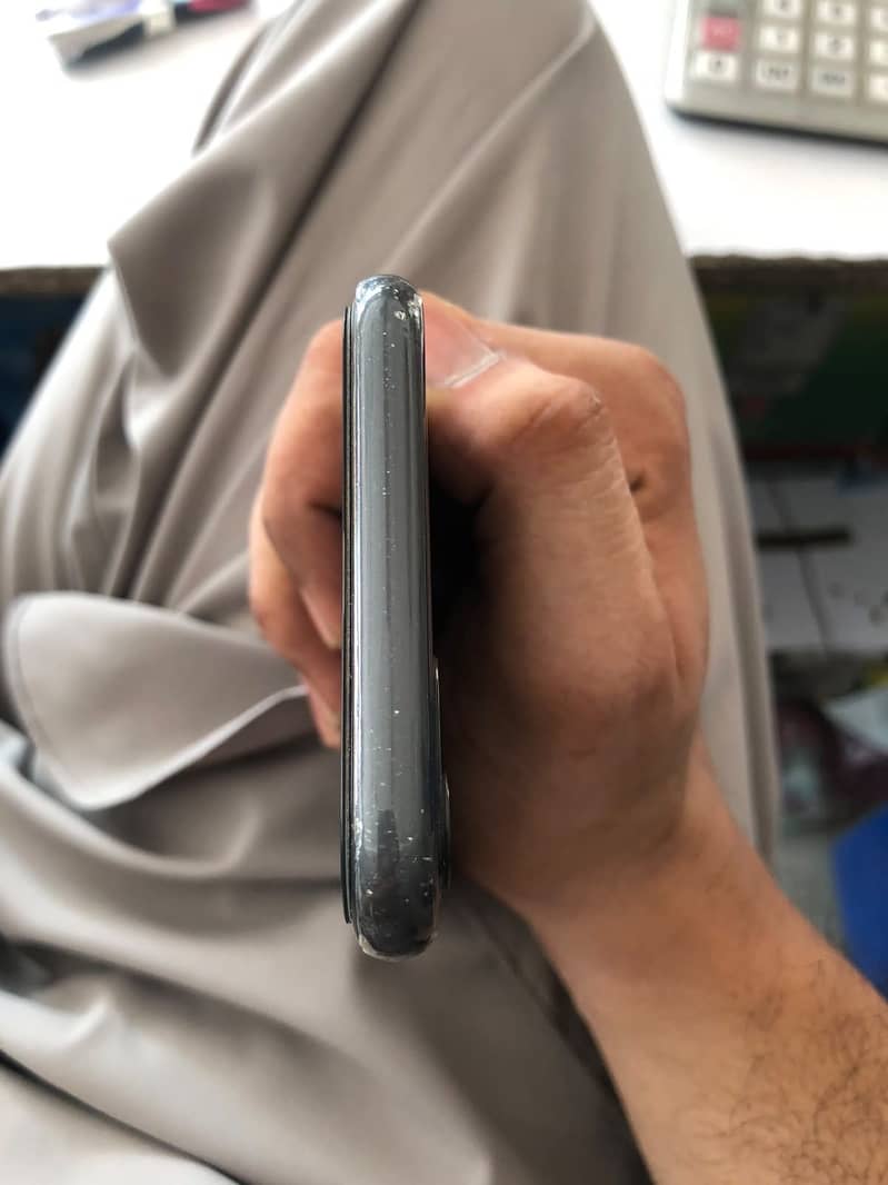 Apple iPhone 11 4