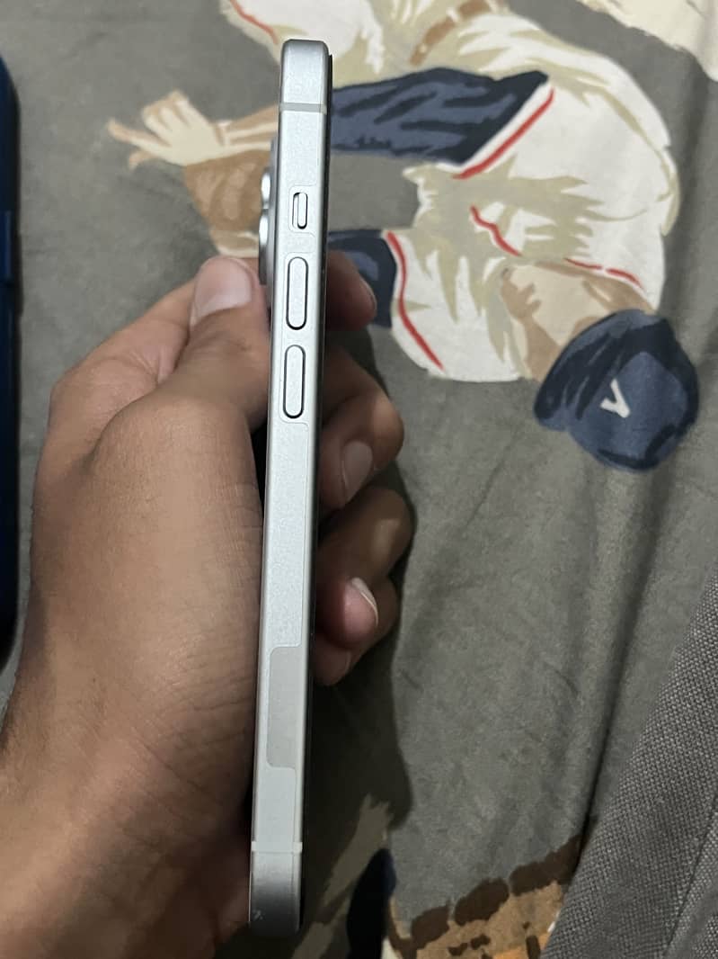 Apple iPhone 15 4