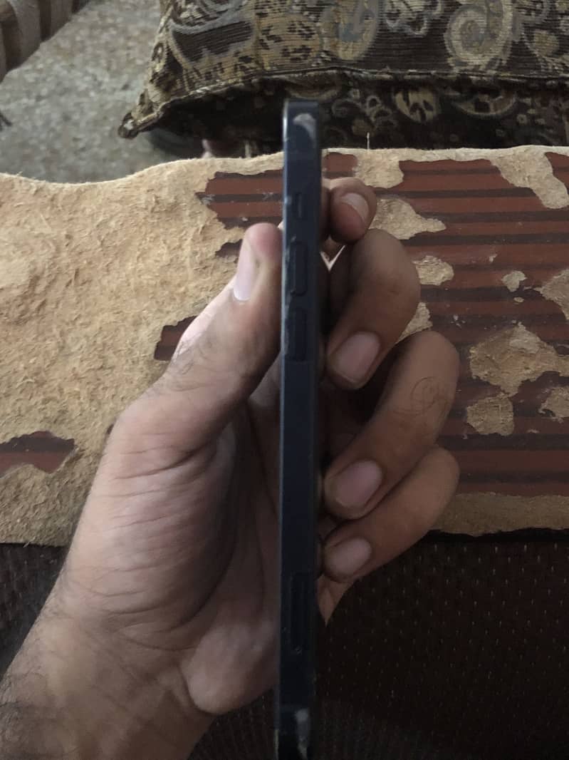 Apple iPhone 12 4