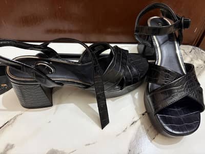 ET VOUS Stylish Black Croc-Embossed Block Heels (Size 38)