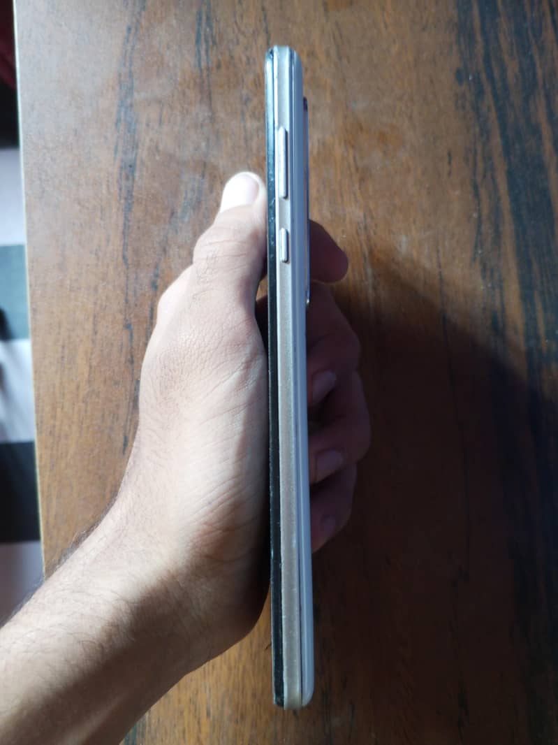 Sharp Aquos R5G 2