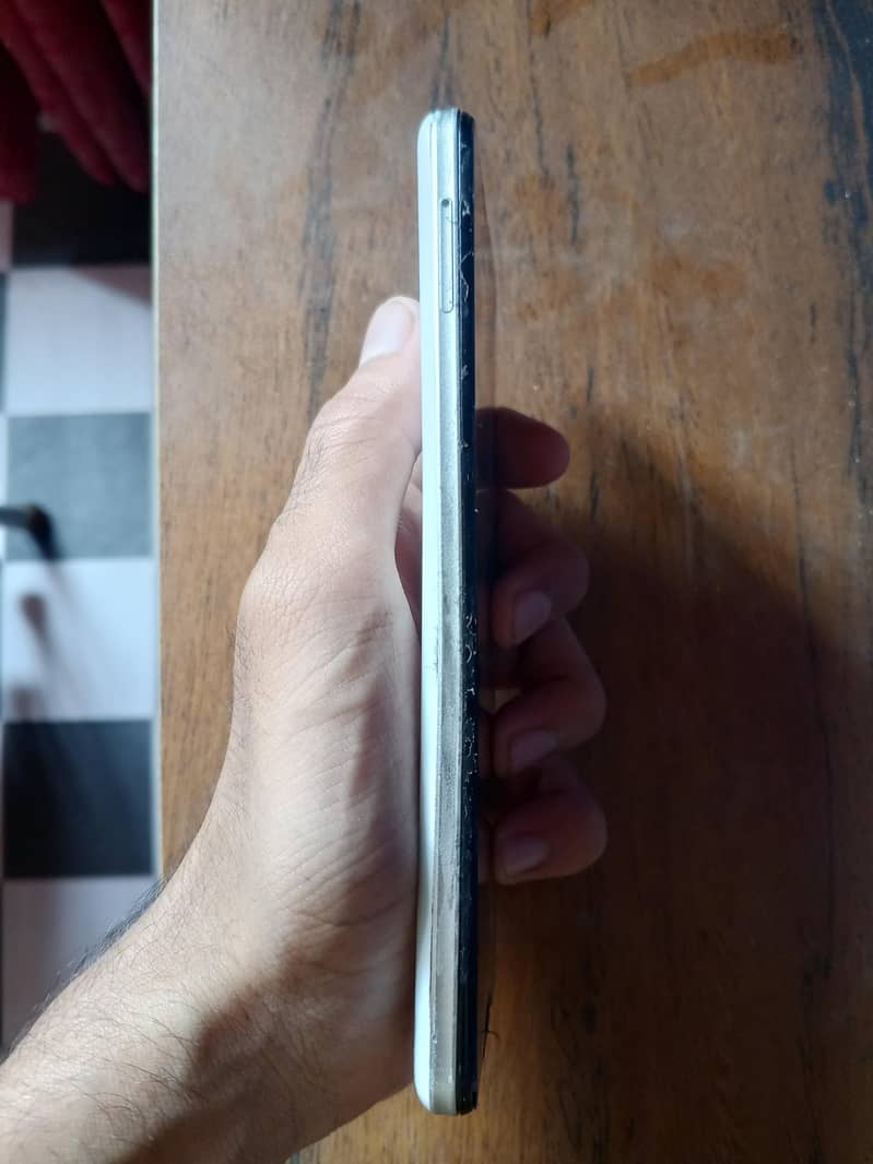 Sharp Aquos R5G 4