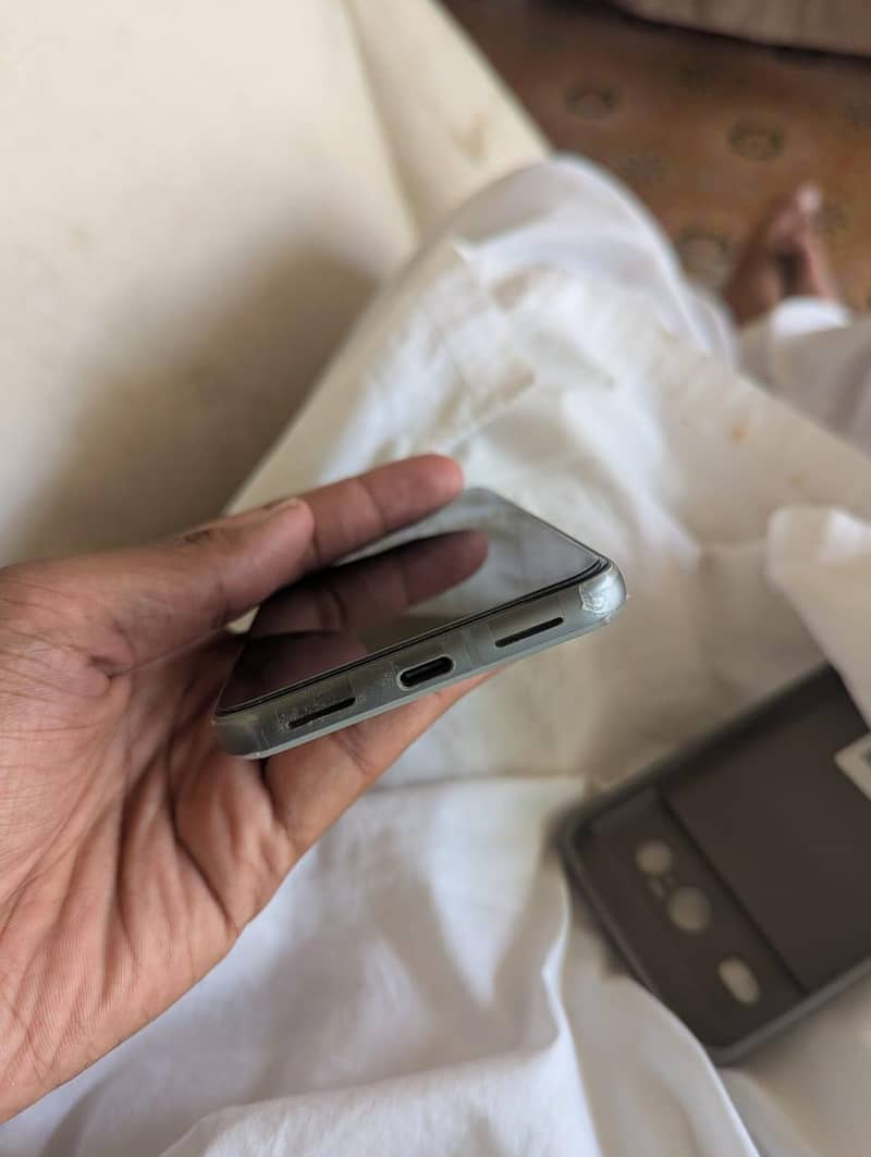 Google Pixel 8 4