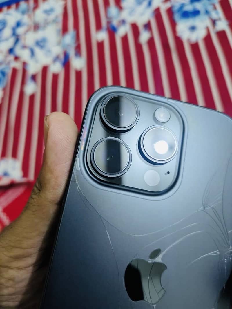 Apple iPhone 16 Pro 3