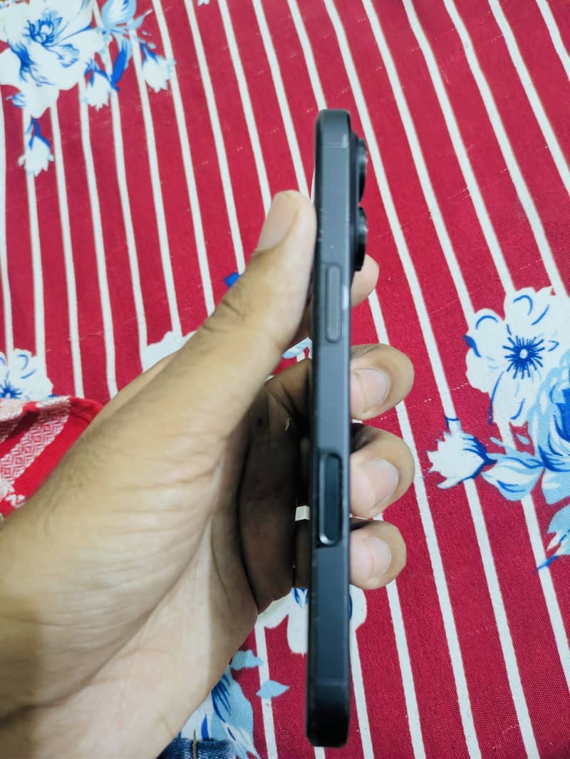 Apple iPhone 16 Pro 12