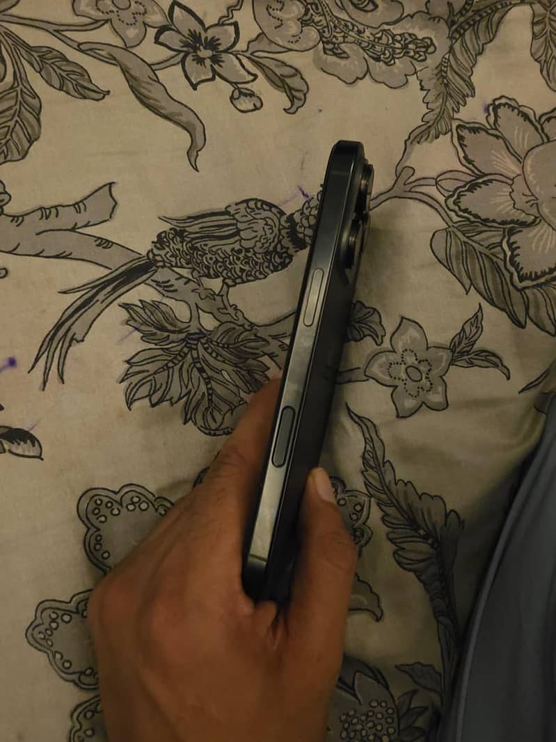 Apple iPhone 16 Pro 1