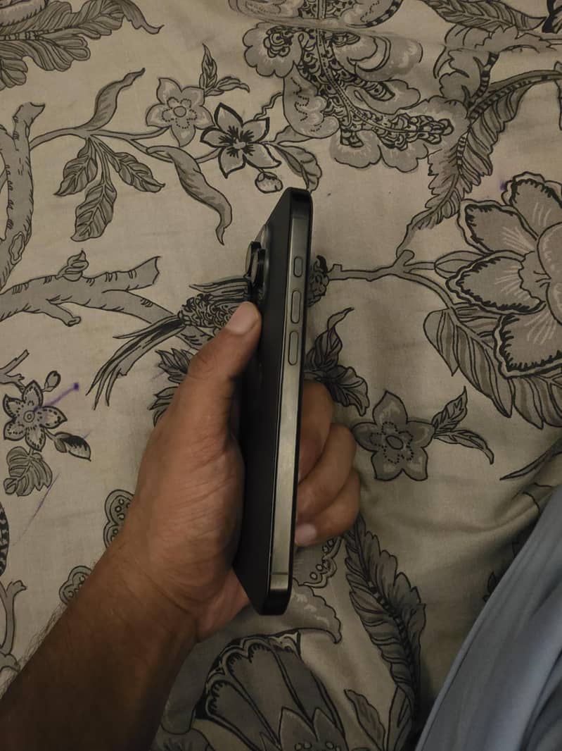 Apple iPhone 16 Pro 3