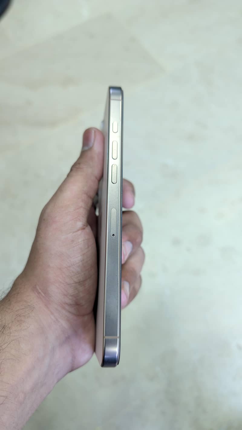 Apple iPhone 16 Pro Max 4