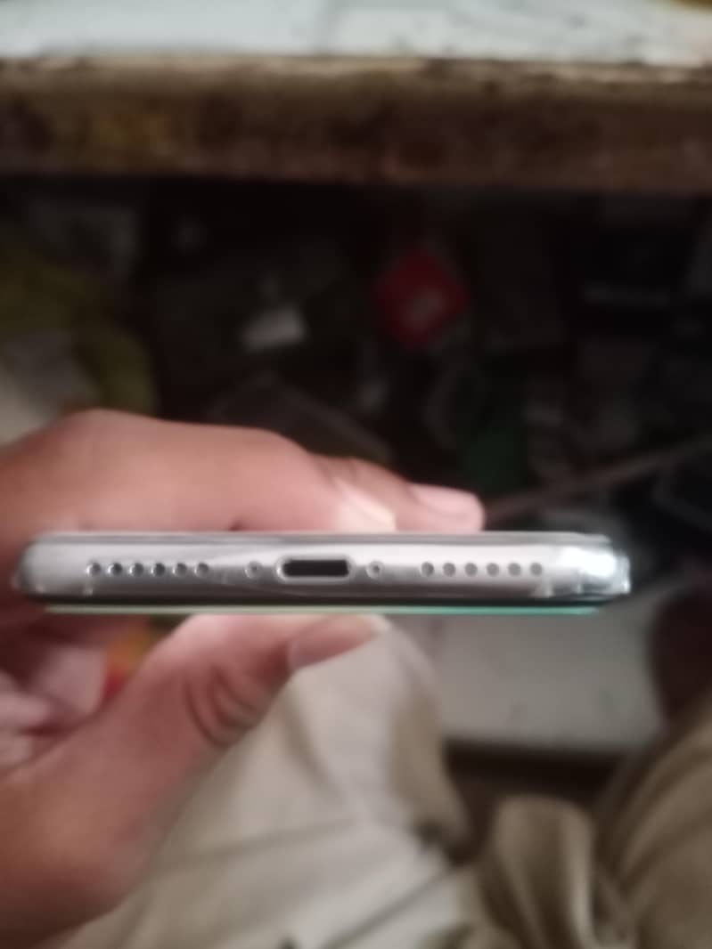 Apple iPhone X 4