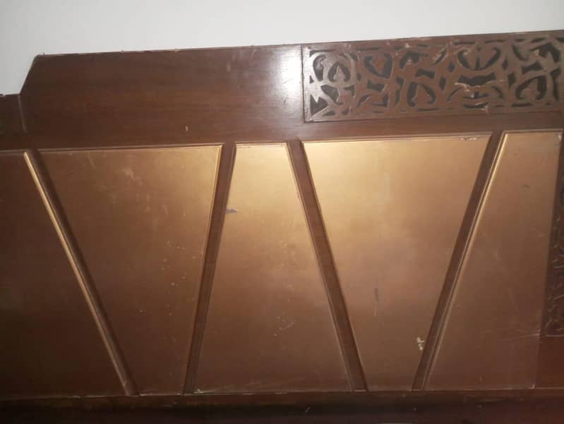 Queen size bed 0