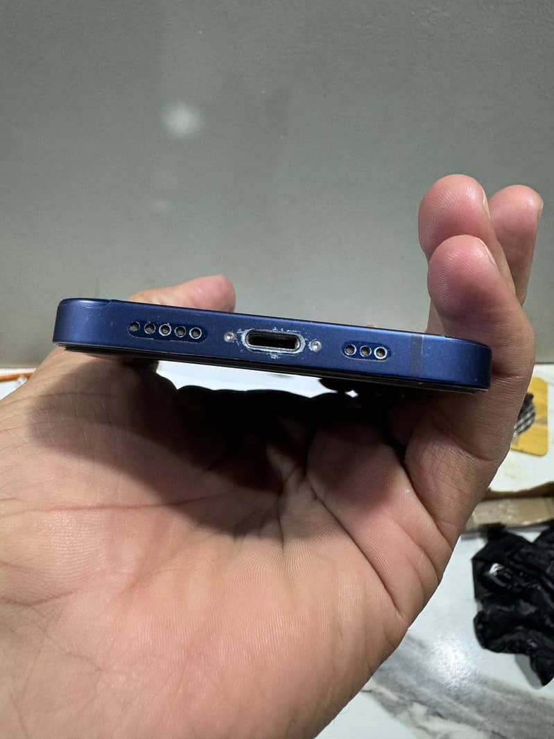 Apple iPhone 12 4