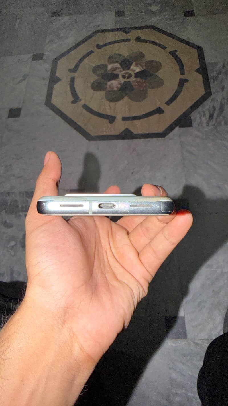 Google Pixel 8 4